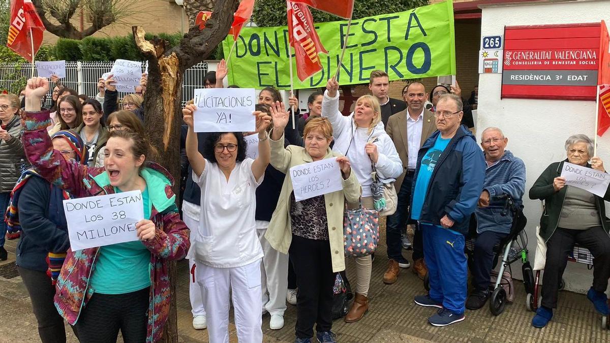 Imagen de la concentración de trabajadores de la residencia Verge de Gràcia, ayer, a las puertas del centro geriátrico.