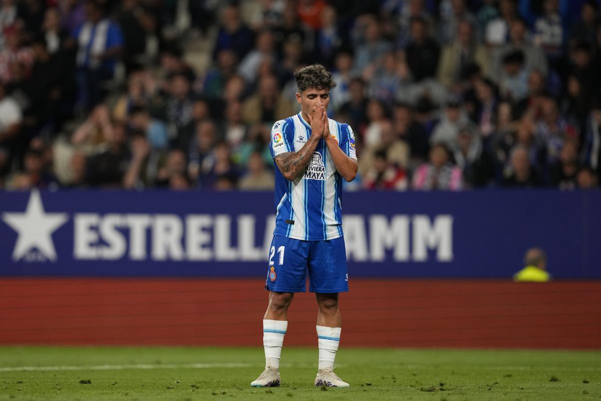 El centrocampista del Espanyol, Nicolás Melamed, durante el encuentro correspondiente a la jornada 36 de primera división que disputarons frente al Atlético de Madrid en el RCD Stadium, en Barcelona. EFE / Alejandro García.