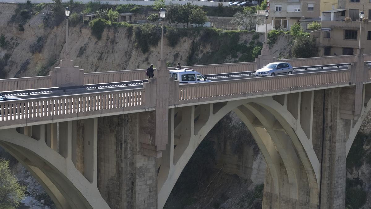 Imagen de archivo del puente de Santa María, en Ontinyent, donde ha tenido lugar el accidente.