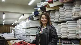 La cuarta generación tras el mostrador, desde hace 136 años, de las mil y un telas de Oviedo