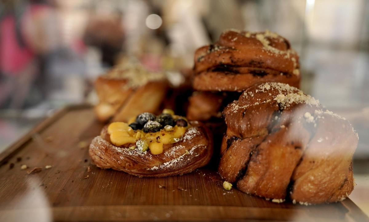 La cafetería Novo Mundo ofrece una gran variedad de productos artesanales entre los que se pueden encontrar los croissant de pistacho, el pain suisse o el rollo de canela, además de su viral 'New York Roll'.