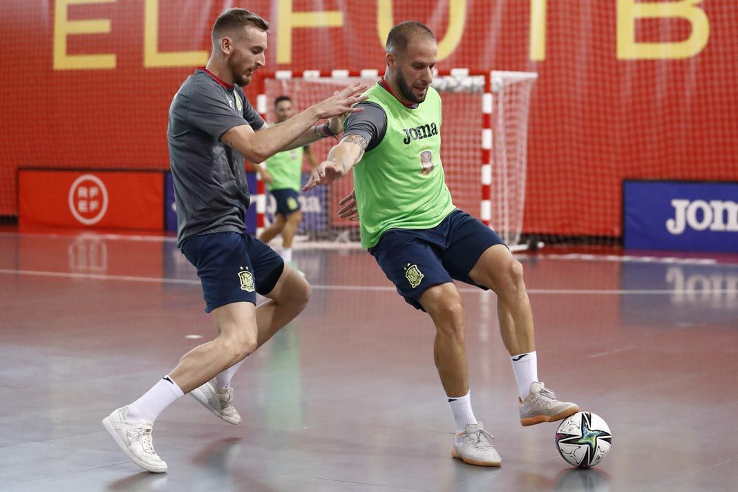 Solano, con peto verde, en el primer entrenamiento con España en Las Rozas.