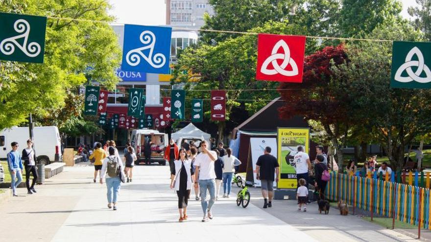 Algunos puestos de la feria celta se montaron ayer por la tarde en el parque de A Xunqueira. |   // IÑAKI ABELLA