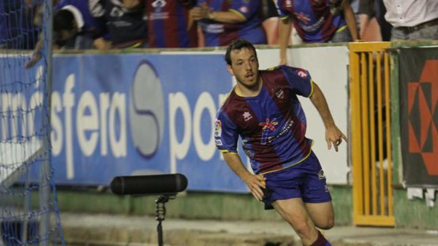 Rubén celebra el primer gol que encaminó a su        equipo hacia la victoria.
