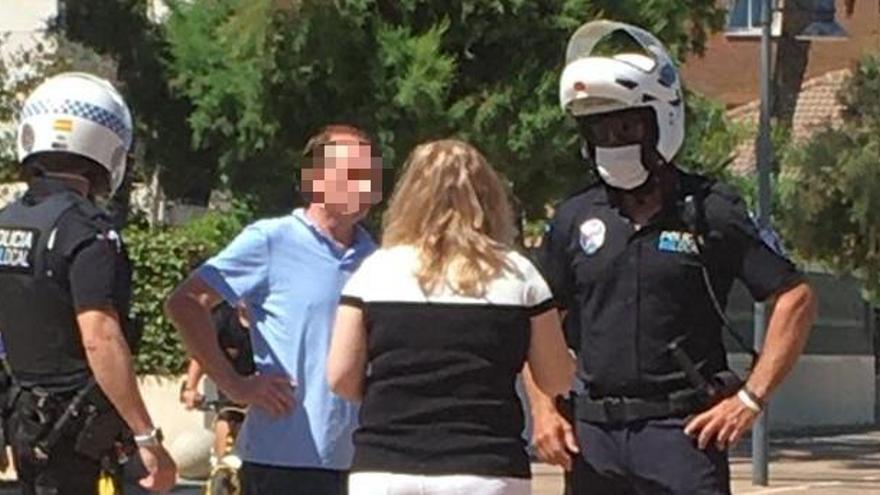 Agentes de la Policía, con mascarillas, ayer en el lugar.