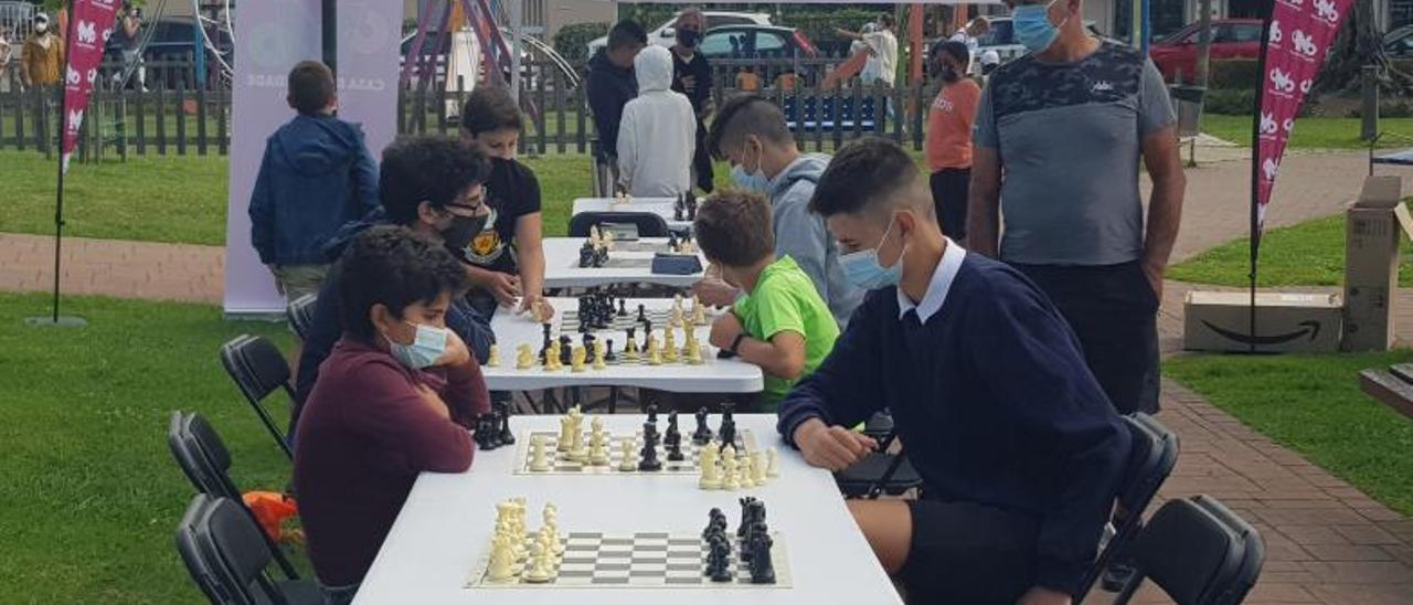 Niños jugando en los tableros al aire libre. | F.G.S.