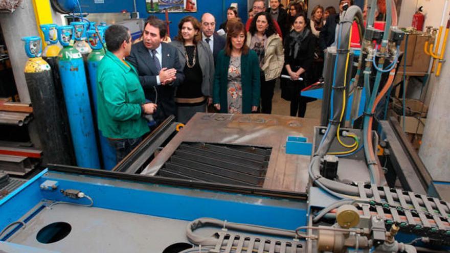 El alcalde Carlos Negreira y la conselleira Beatriz Mato visitan el centro municipal de empleo.