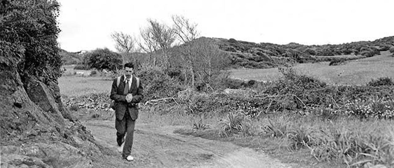 El Dr. Margalef fent recerca de camp aprop del Grao (Menorca), l&#039;any 1951. Observau la inusual combinaciÃ³ de corbata i espardenyes.