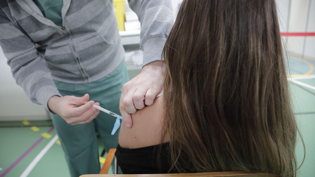 Una joven recibe una dosis de la vacuna AstraZeneca en el polideportivo Germans Escales de Palma B. RAMON