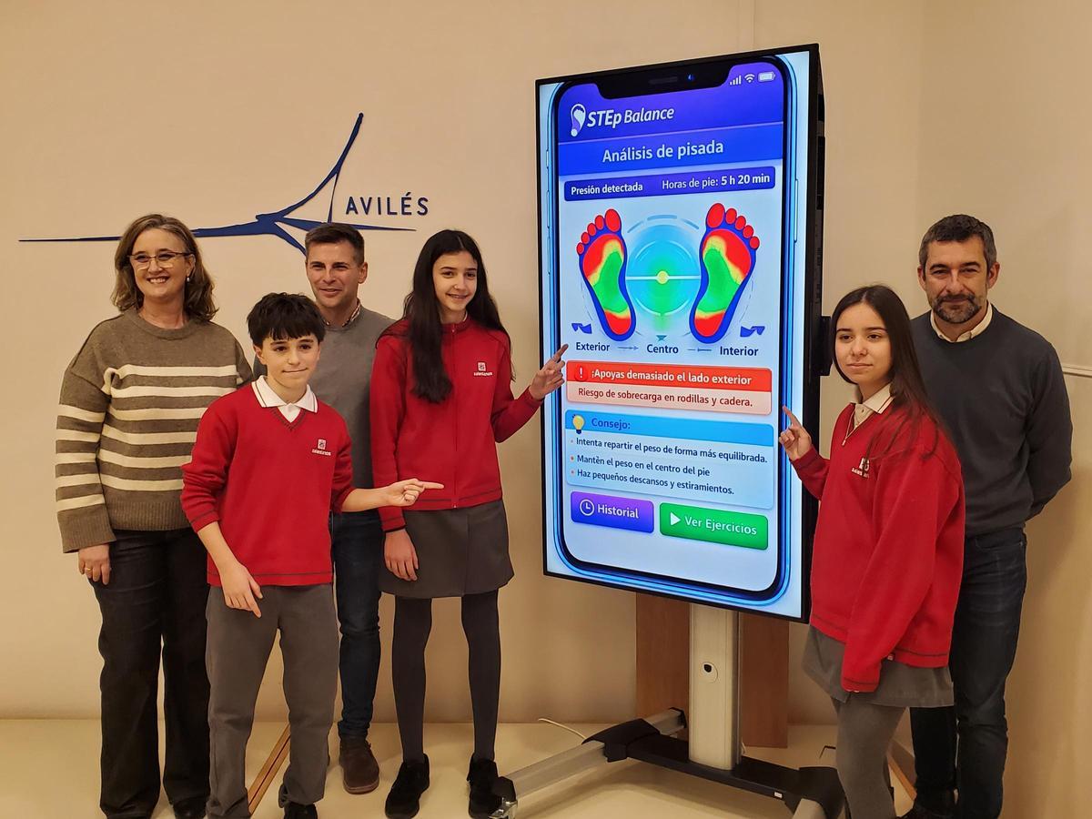 Los alumnos del Santo Ángel con sus profesores y Manuel Campa ante la pantalla de "Step Balance".