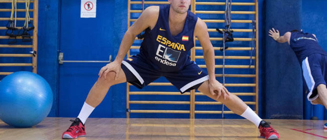 El alero del Herbalife Xavi Rabaseda hace ejercicios de estiramiento en una sesión con la selección española de baloncesto en los últimos días.