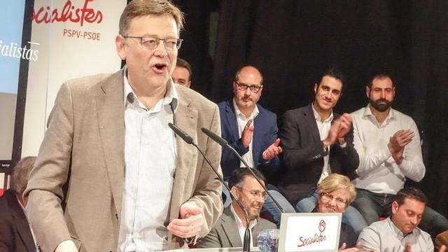 Ximo Puig en la proclamación de candidatos a alcaldes en Rojales, con Miguel López tras él