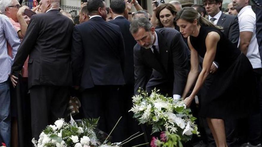 Los Reyes realizan una ofrenda floral en Las Ramblas