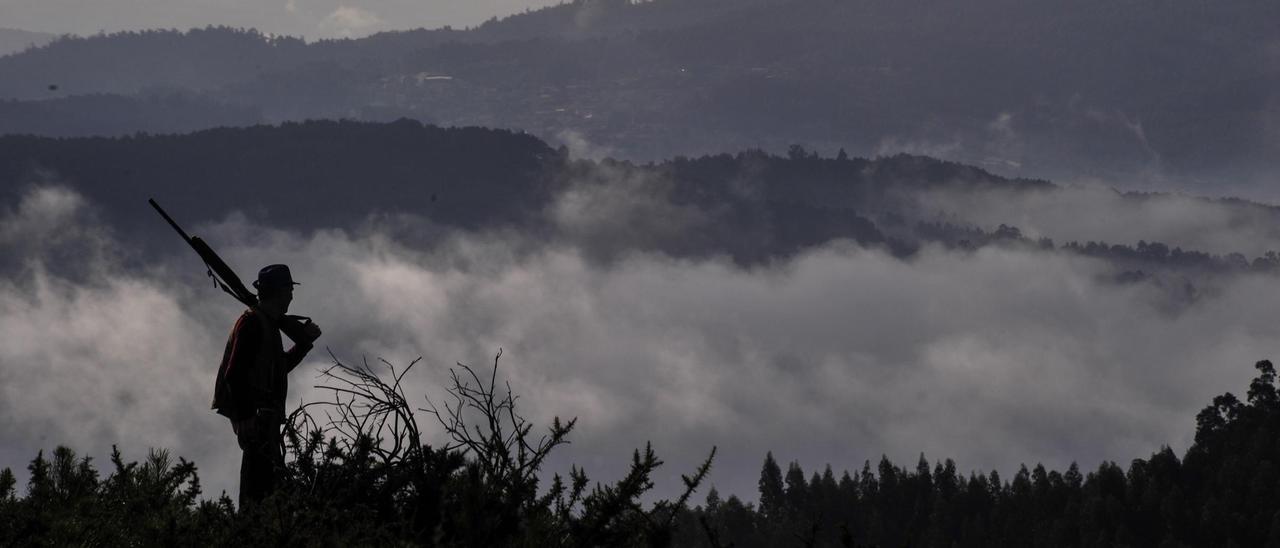 Un cazador, en el monte Xiabre.