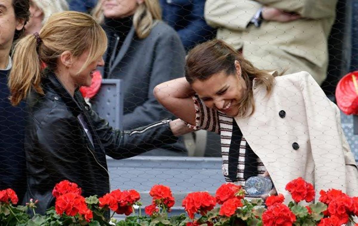 Marta Hazas ayuda a Paula Echevarría con la gabardina durante la final del Mutua Madrid Open.