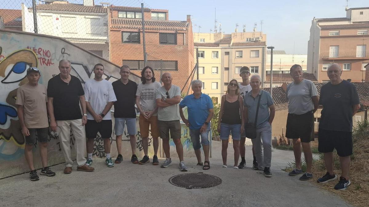 Els veïns del passatge Sorribes que van acceptar sortir a la fotografia després d’explicar els problemes que tenen