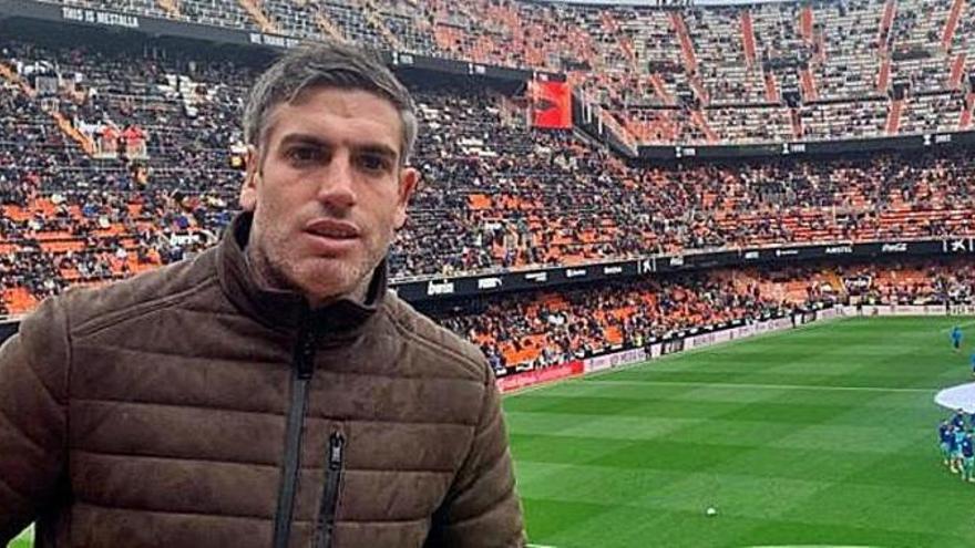 Una imagen de Joge Villapando viendo un partido en Mestalla.