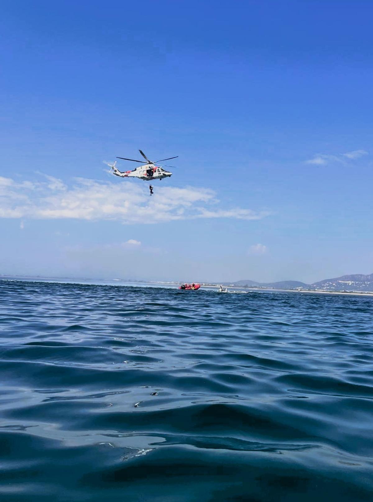 Salvamento Marítimo ha movilizado un helicópeto Helimer 220 y la embarcación de rescate rápido Salvamar Aldebarán.