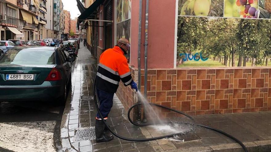 Un empleado en tareas de limpieza en Alicante