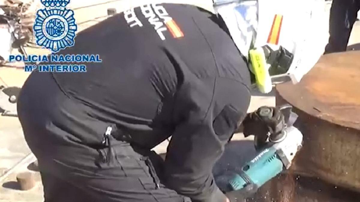 Un agente en busca de 561 kilos de coca en el puerto de València.