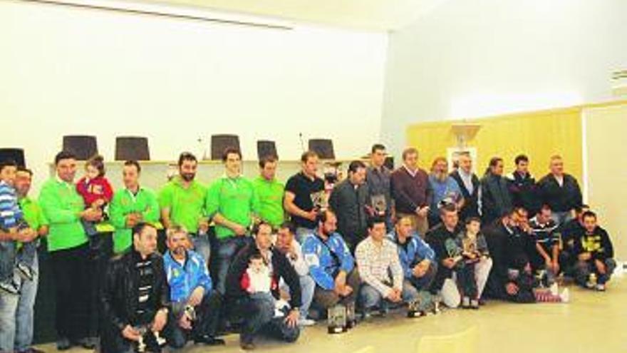 Los premiados de la Liga de deporte tradicional, en Benia de Onís.