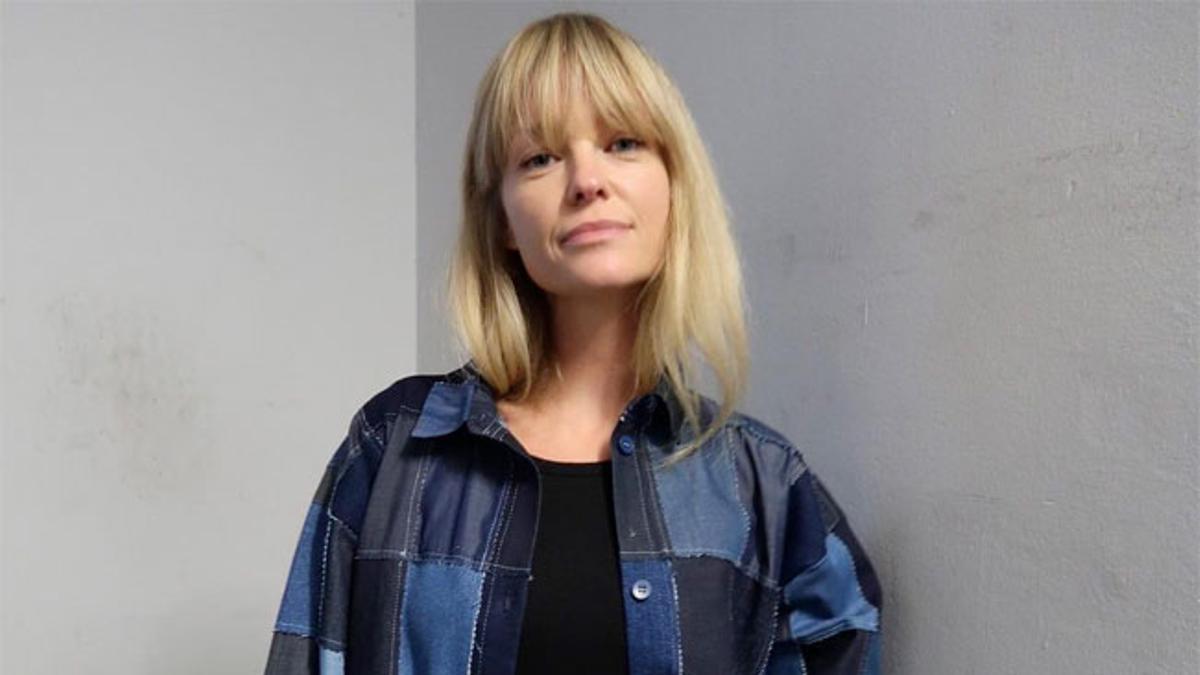 La 'insider' danesa Jeanette Madsen con camisa vaquera 'patchwork' de Kseniaschnaider