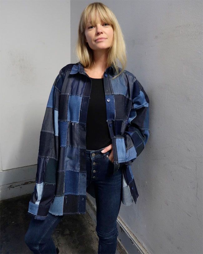 La 'insider' danesa Jeanette Madsen con camisa vaquera 'patchwork' de Kseniaschnaider