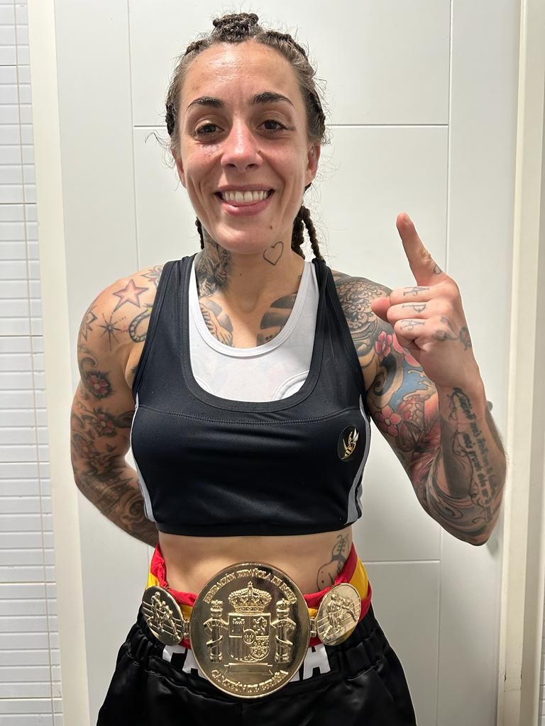 Farah El Bousairi, con su cinturón de campeona de España del peso mosca