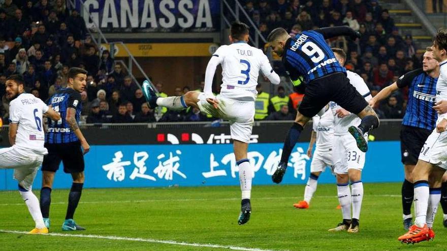 Icardi cabecea, en una jugada de uno de los goles de ayer.