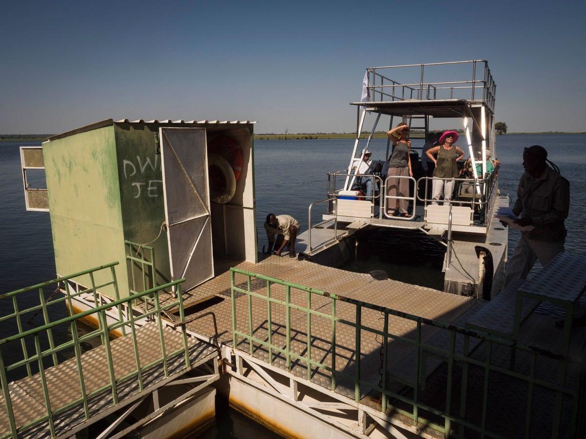 Llegada del crucero por el Parque Nacional Chobe