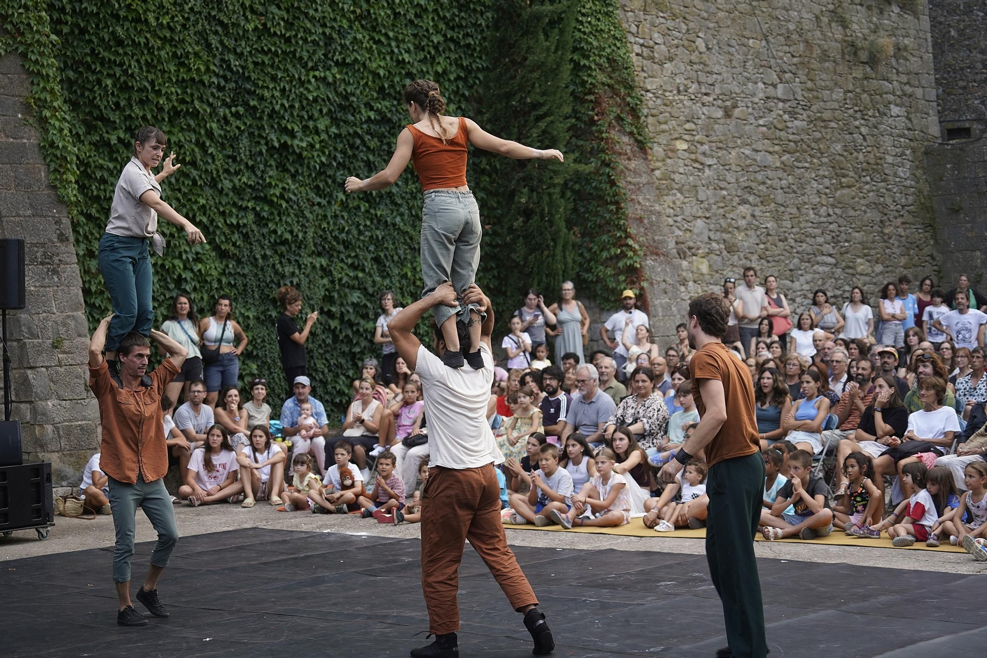 Les fotos de l&#039;Escènit, &quot;un espectacle increïble&quot; que duu la cultura als carrers de Girona