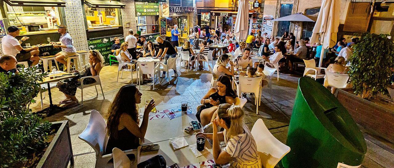 Terrazas de bares y restaurantes repletas de clientes durante este pasado verano en Benidorm. | DAVID REVENGA
