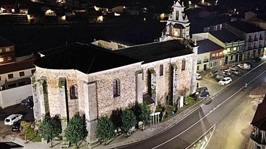 actividades. Arriba iluminación del Santuario de la Salud visto desde una imagen aérea y distintos momentos de la degustación de la chanfaina y la matanza tradicional con el árbol navideño iluminando las calles de Alcañices.