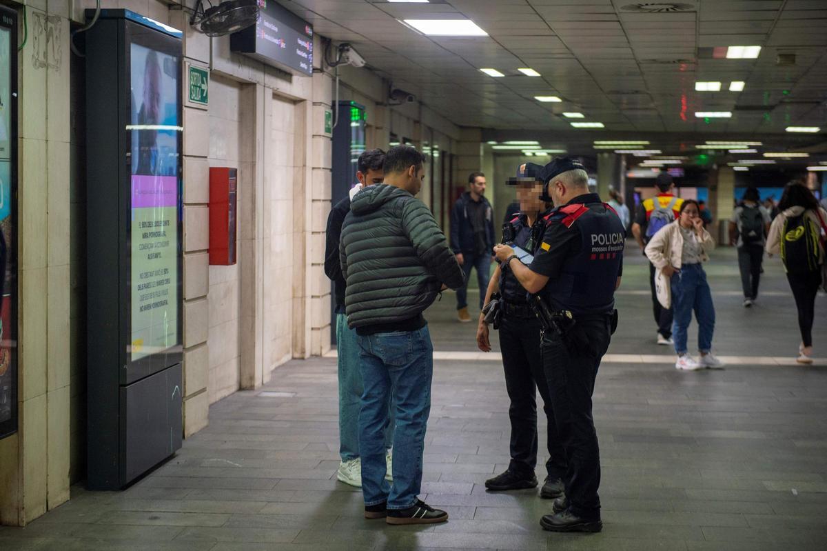 Dispositivo policial en plaza Catalunya para buscar armas blancas
