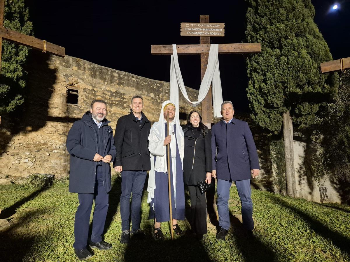 El conseller Vicente Martínez Mus y el diputado provincial Alejandro Clausell asistieron, entre otros, a la Passió de Torreblanca, junto a la alcaldesa, Tania Agut.