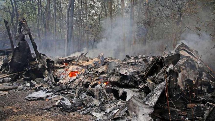 El fuego daña varias casas y quema cinco vehículos en parroquias de Gondomar