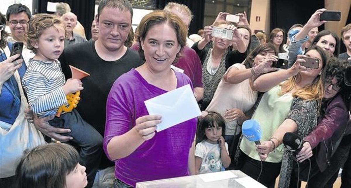 De activista a edil 8 Ada Colau votó, rodeada de una gran expectación, en el centro cívico La Sedeta de Barcelona.