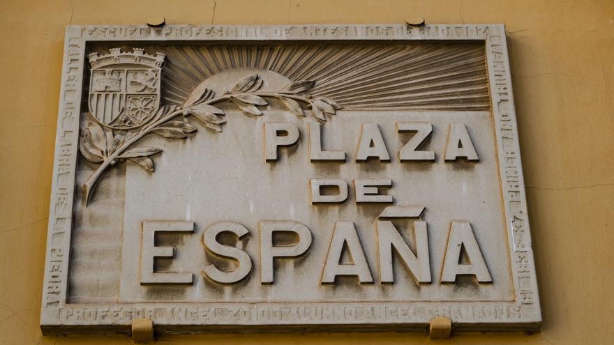 Trifulca por una frase en el marco de una placa de la plaza de España en Badajoz