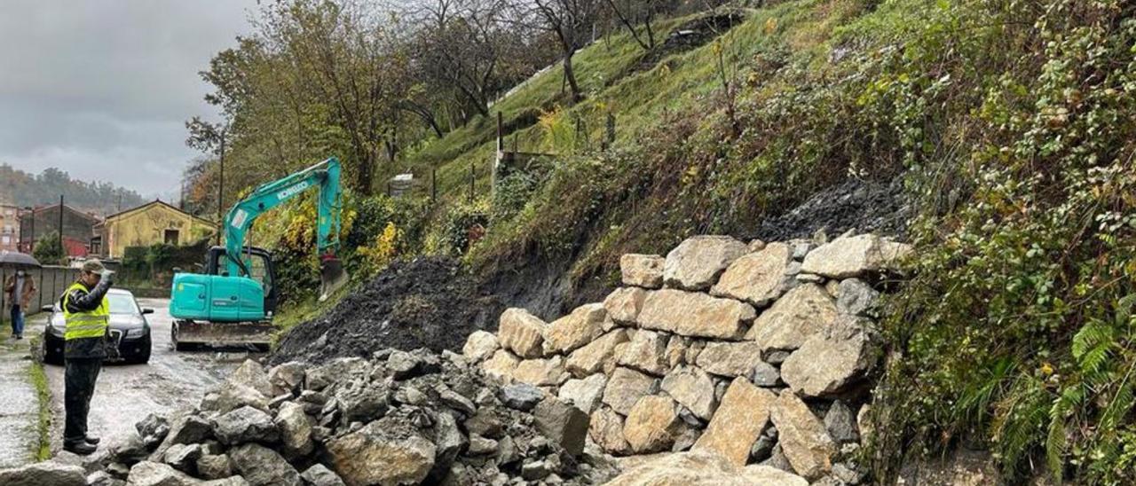 Operarios trabajando ayer en la escollera.