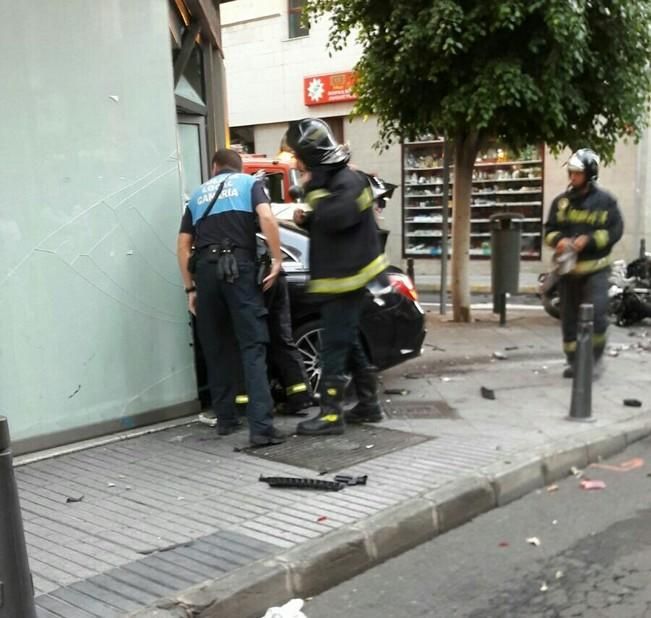 Sufre un infarto y se empotra contra un local