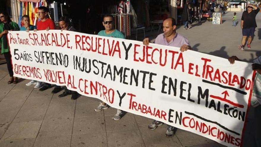 Una de las manifestaciones protagonizadas por estos vendedores, que fueron trasladados al Malecón hace casi siete años.