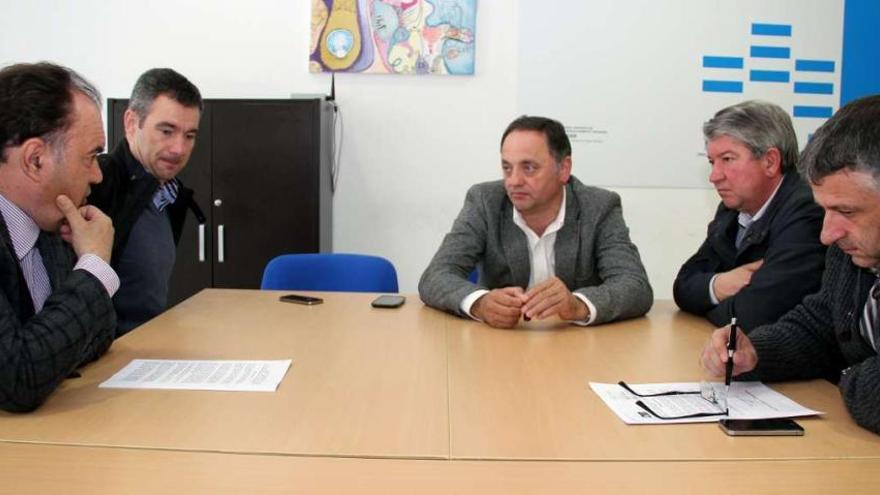 Crespo, Campos, Otero, Varela y Cuiña durante la reunión celebrada en una sala del auditorio de Lalín.