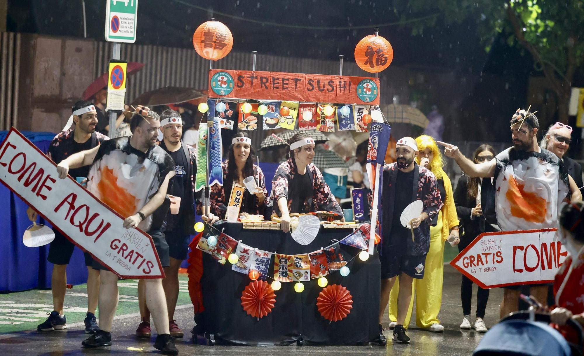 Disfraces pasados por agua en las Fiestas de Sant Joan