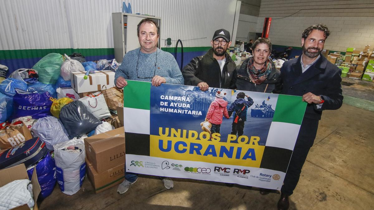 Recogida de alimentos y material para Ucrania, en Talleres Casares, con Inmaculada Polo y Mané Miranda.