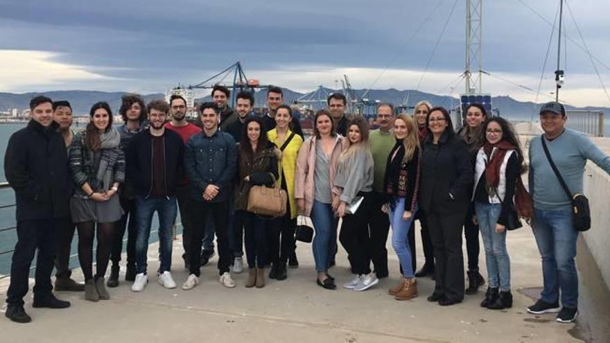 Alumnos de logística visitan el puerto de Castelló