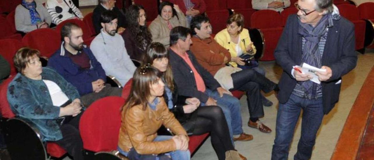 Juan Manuel Rey (de pie), en la última asamblea del PSOE de Caldas. // Noé Parga