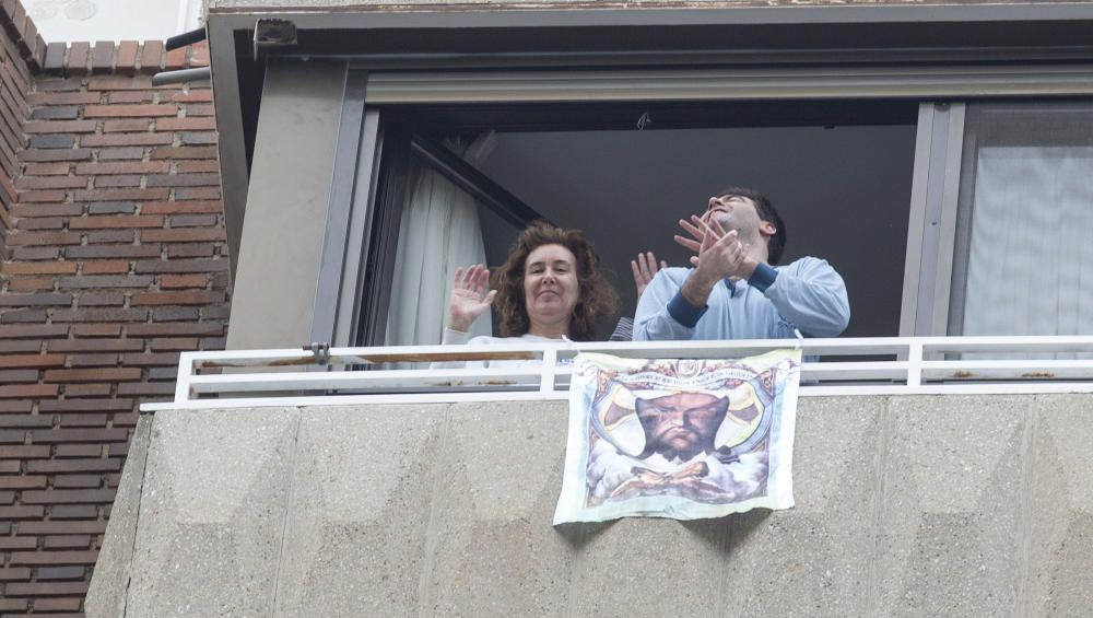 Los alicantinos reciben la bendición de la Santa Faz desde sus balcones