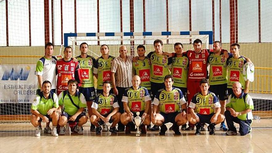 Inzamac Zamora posa con el trofeo al campeón de la I Copa Federación de Castilla y León.