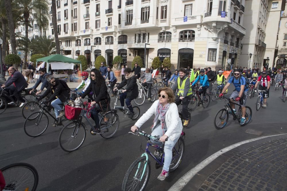 200 ciclistas exigen frente al Ayuntamiento una vía verde en La Cantera.