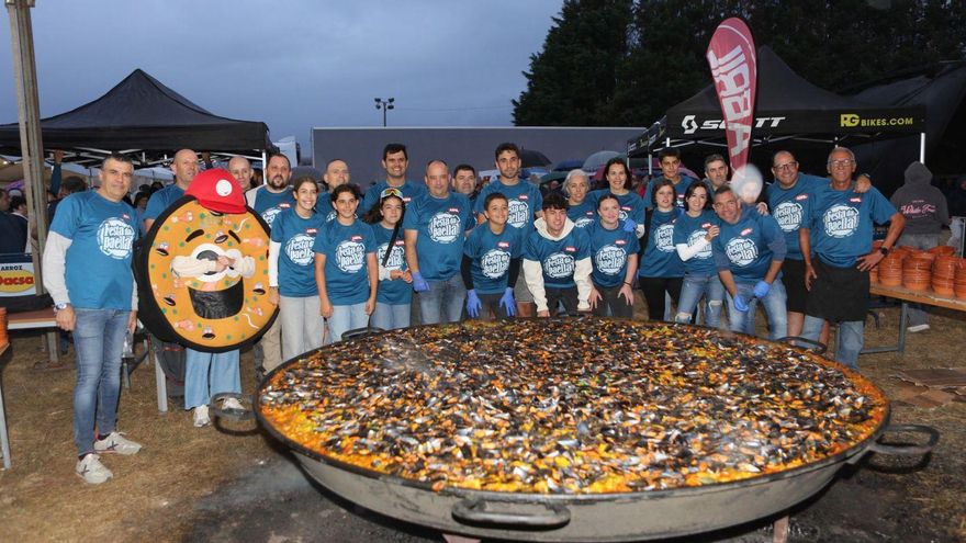 Organización e cociñeiro, diante da paella.